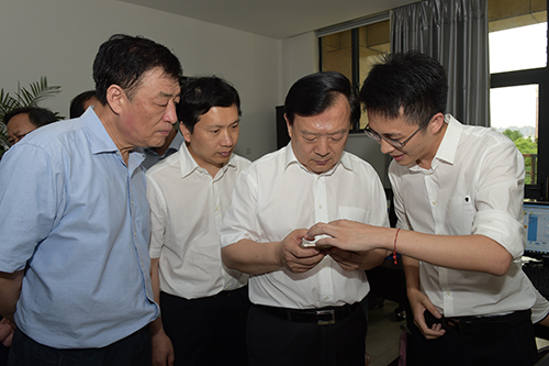 1：2015.6.15 时任浙江省委书记、省人大常委会主任夏宝龙一行在首游网络调研.JPG